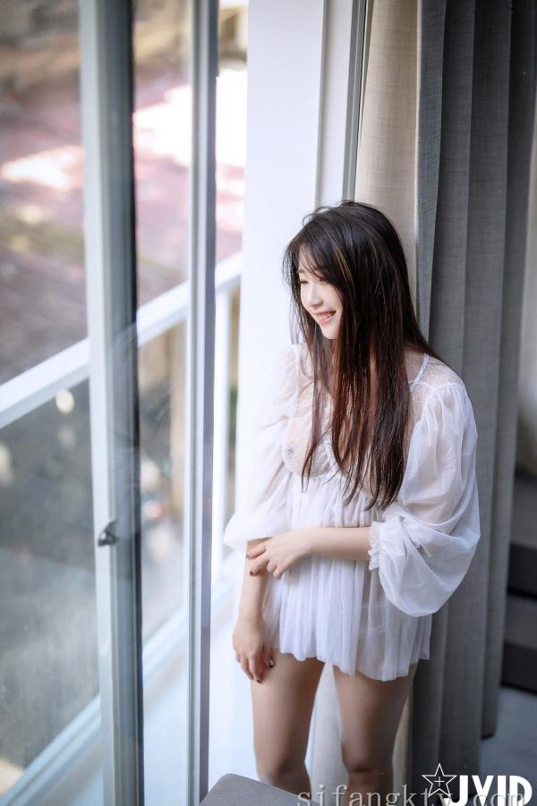    JVID-肉包Mini：白色蕾丝透视睡裙私房写真，手持红玫瑰展现纯欲诱惑，大尺度女神唯美瞬间-No.621-2022.03.17第29张图片