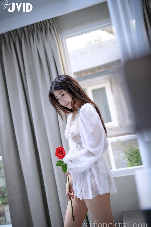    JVID-肉包Mini：白色蕾丝透视睡裙私房写真，手持红玫瑰展现纯欲诱惑，大尺度女神唯美瞬间-No.621-2022.03.17第33张图片
