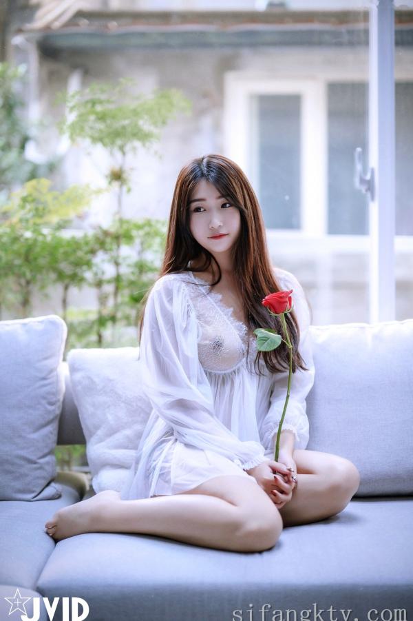    JVID-肉包Mini：白色蕾丝透视睡裙私房写真，手持红玫瑰展现纯欲诱惑，大尺度女神唯美瞬间-No.621-2022.03.17第36张图片