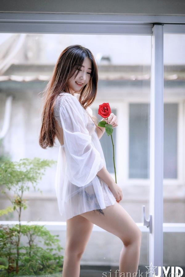    JVID-肉包Mini：白色蕾丝透视睡裙私房写真，手持红玫瑰展现纯欲诱惑，大尺度女神唯美瞬间-No.621-2022.03.17第44张图片