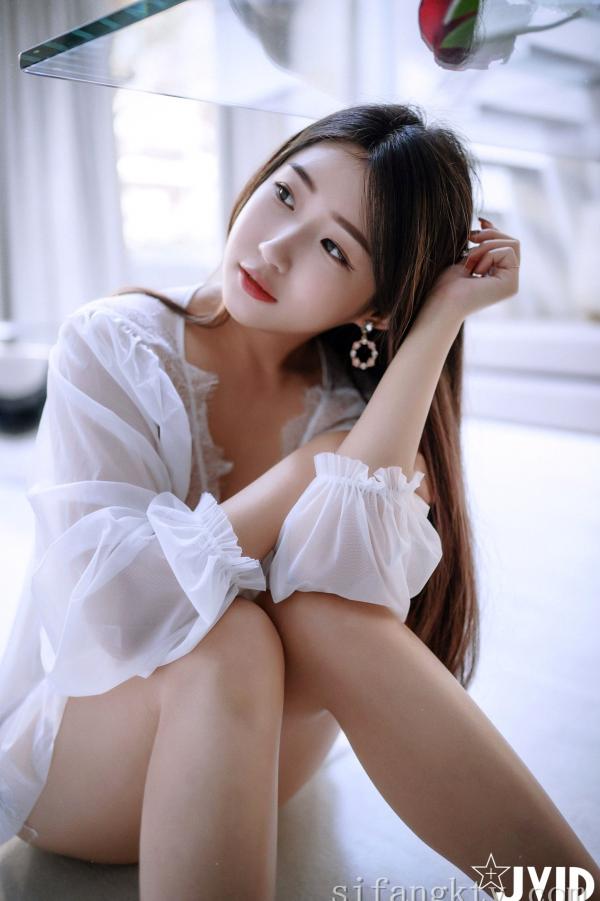    JVID-肉包Mini：白色蕾丝透视睡裙私房写真，手持红玫瑰展现纯欲诱惑，大尺度女神唯美瞬间-No.621-2022.03.17第74张图片