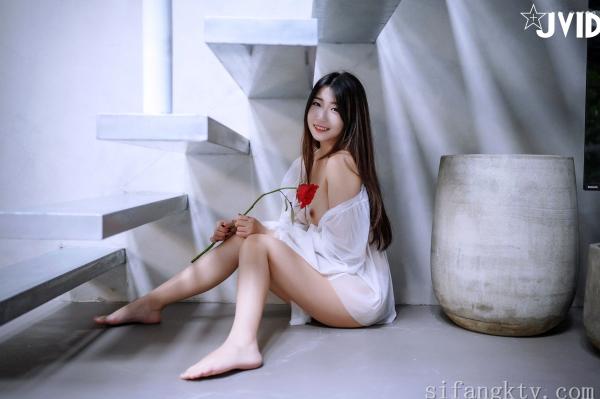    JVID-肉包Mini：白色蕾丝透视睡裙私房写真，手持红玫瑰展现纯欲诱惑，大尺度女神唯美瞬间-No.621-2022.03.17第105张图片