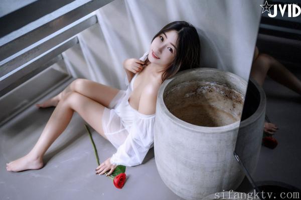    JVID-肉包Mini：白色蕾丝透视睡裙私房写真，手持红玫瑰展现纯欲诱惑，大尺度女神唯美瞬间-No.621-2022.03.17第106张图片