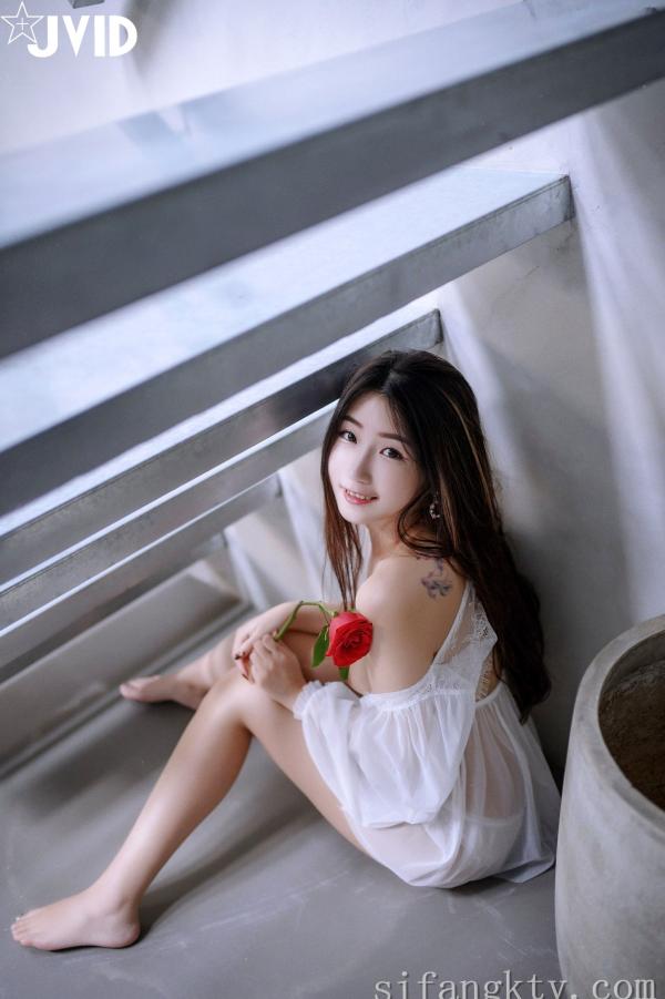    JVID-肉包Mini：白色蕾丝透视睡裙私房写真，手持红玫瑰展现纯欲诱惑，大尺度女神唯美瞬间-No.621-2022.03.17第109张图片