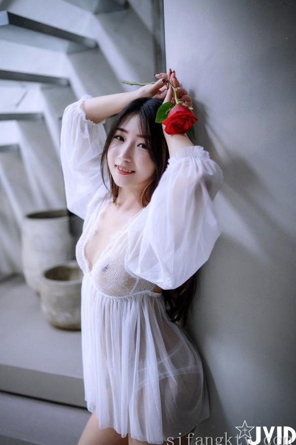    JVID-肉包Mini：白色蕾丝透视睡裙私房写真，手持红玫瑰展现纯欲诱惑，大尺度女神唯美瞬间-No.621-2022.03.17第114张图片