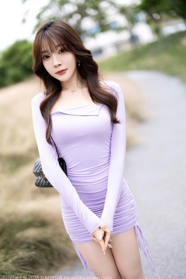    XiaoYu语画界-徐莉芝：淡紫色紧身连衣短裙，车厢内的诱惑美拍，尽显女神气质与修长美腿第12张图片