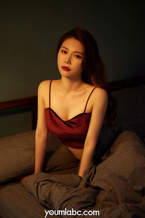    YouMi尤蜜-2020.07.28-如歌-《彻夜难眠》：室内暧昧私房写真，红色丝绒吊带尽显性感诱惑第2张图片