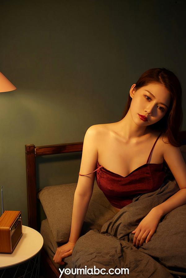    YouMi尤蜜-2020.07.28-如歌-《彻夜难眠》：室内暧昧私房写真，红色丝绒吊带尽显性感诱惑第3张图片