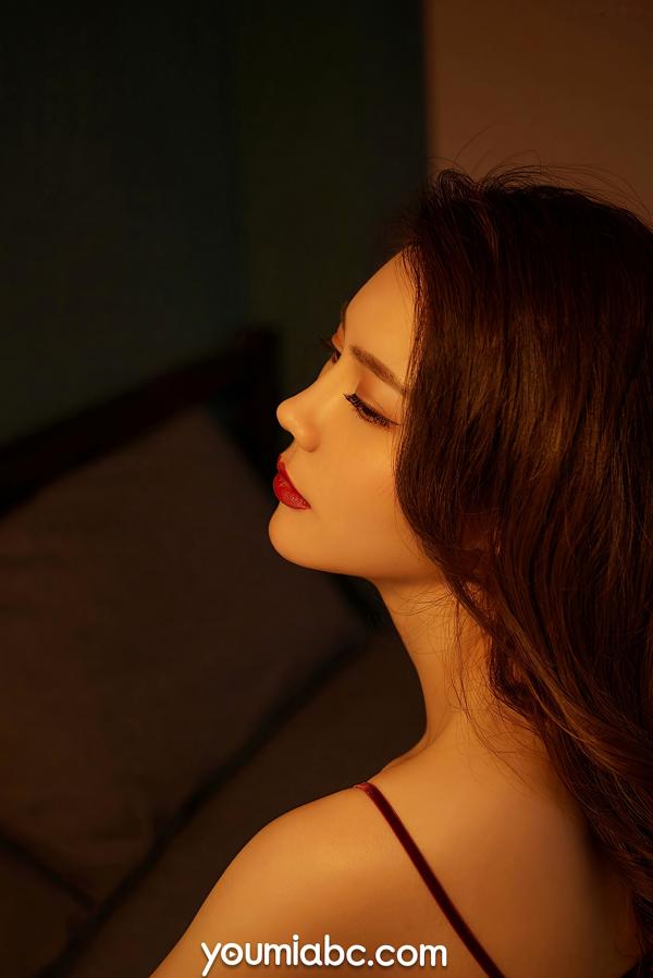    YouMi尤蜜-2020.07.28-如歌-《彻夜难眠》：室内暧昧私房写真，红色丝绒吊带尽显性感诱惑第6张图片