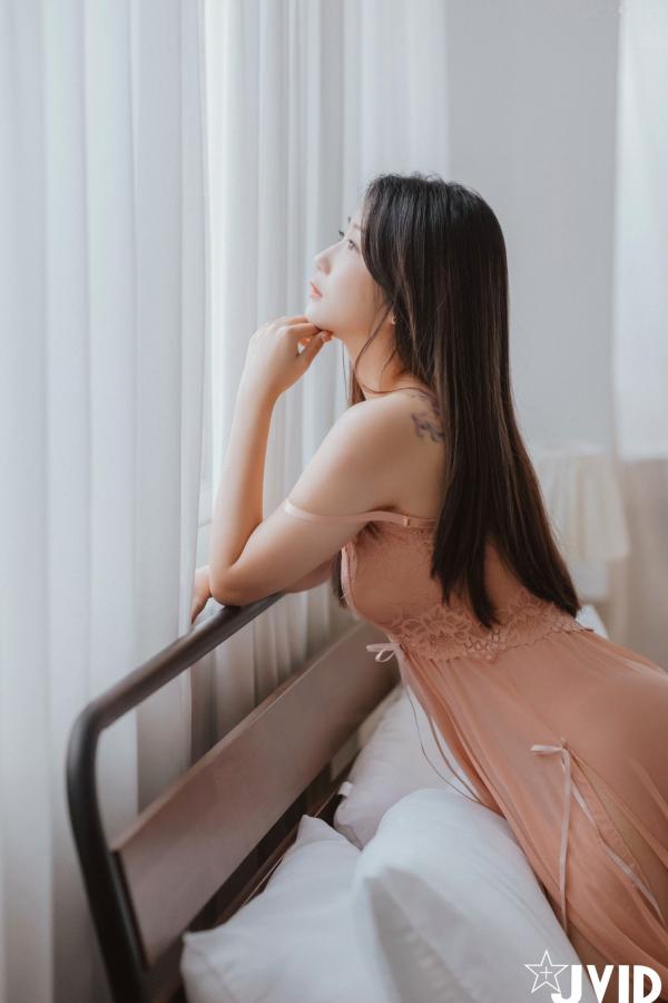    JVID肉包Mini日租娇妻写真：唯美粉色薄纱下的极致诱惑，尽显黄金比例女神的私密大尺度艺术第17张图片
