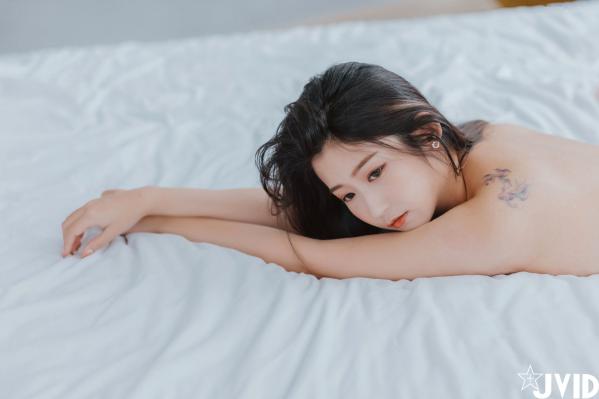    JVID肉包Mini日租娇妻写真：唯美粉色薄纱下的极致诱惑，尽显黄金比例女神的私密大尺度艺术第55张图片