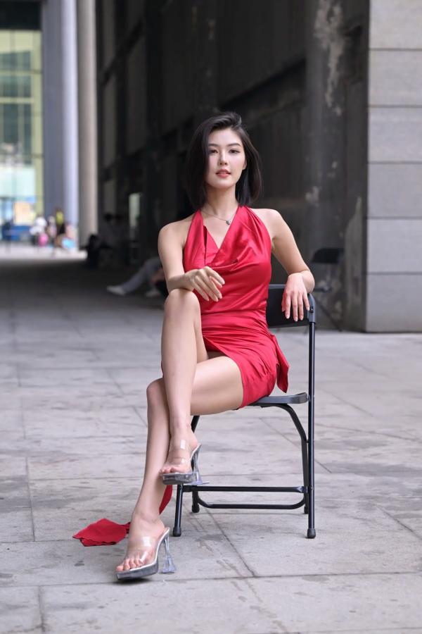    红裙女子街拍，都市露背丝滑红裙尽显御姐性感气质 [80P]第3张图片