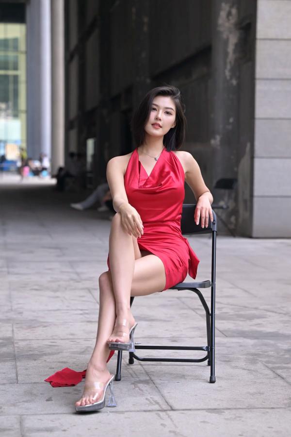    红裙女子街拍，都市露背丝滑红裙尽显御姐性感气质 [80P]第5张图片