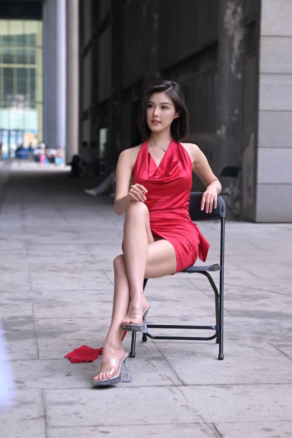    红裙女子街拍，都市露背丝滑红裙尽显御姐性感气质 [80P]第8张图片