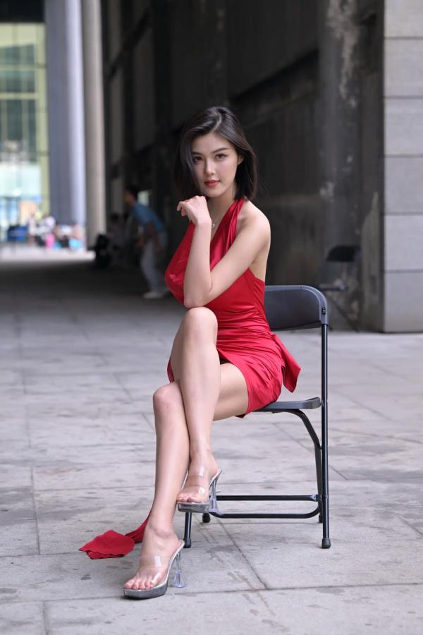    红裙女子街拍，都市露背丝滑红裙尽显御姐性感气质 [80P]第10张图片