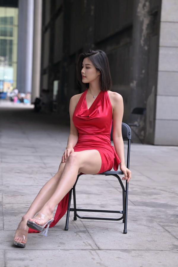    红裙女子街拍，都市露背丝滑红裙尽显御姐性感气质 [80P]第13张图片
