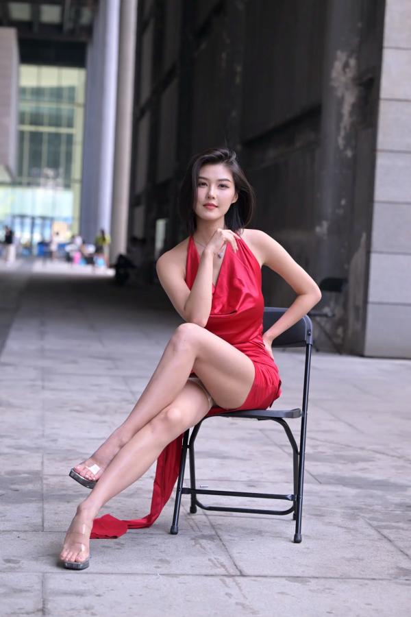    红裙女子街拍，都市露背丝滑红裙尽显御姐性感气质 [80P]第19张图片
