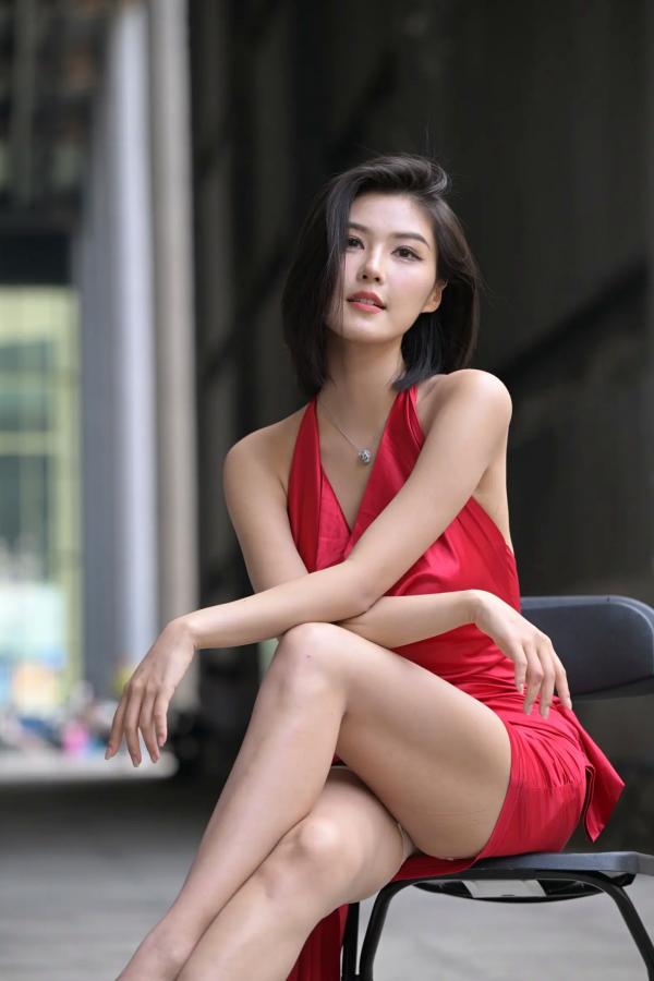    红裙女子街拍，都市露背丝滑红裙尽显御姐性感气质 [80P]第20张图片