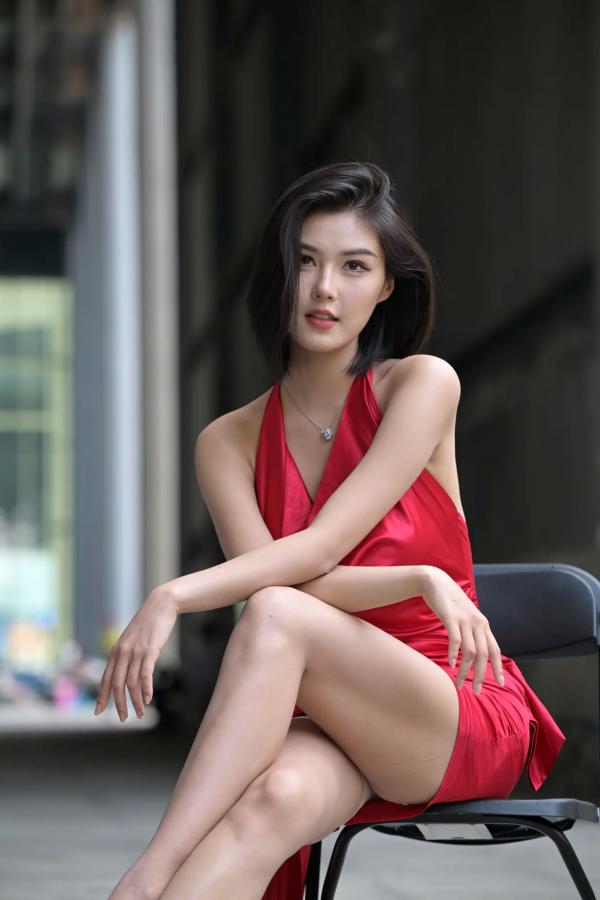    红裙女子街拍，都市露背丝滑红裙尽显御姐性感气质 [80P]第23张图片