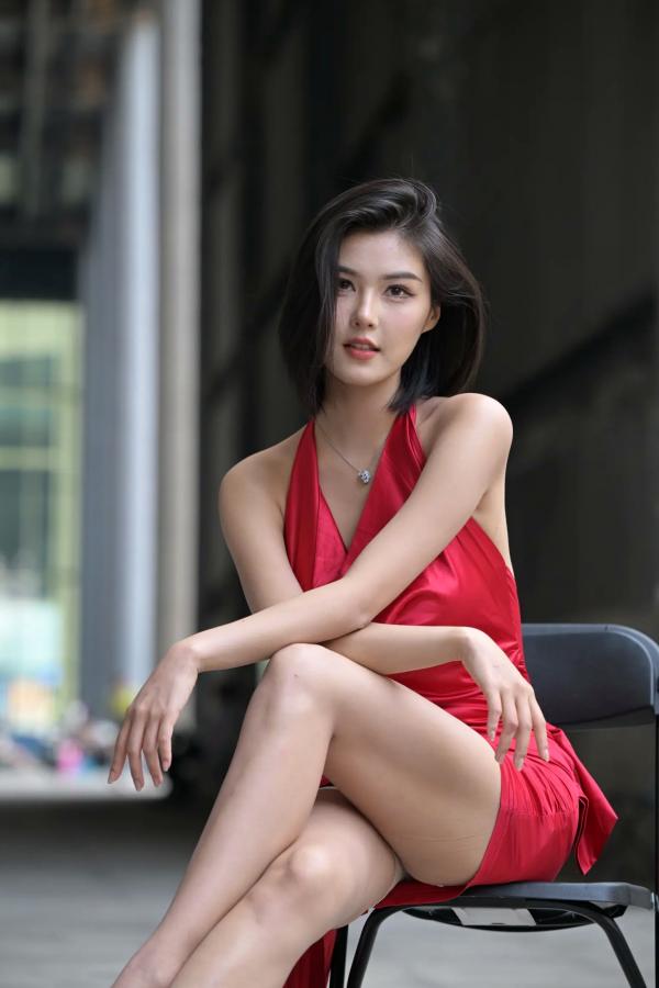    红裙女子街拍，都市露背丝滑红裙尽显御姐性感气质 [80P]第24张图片