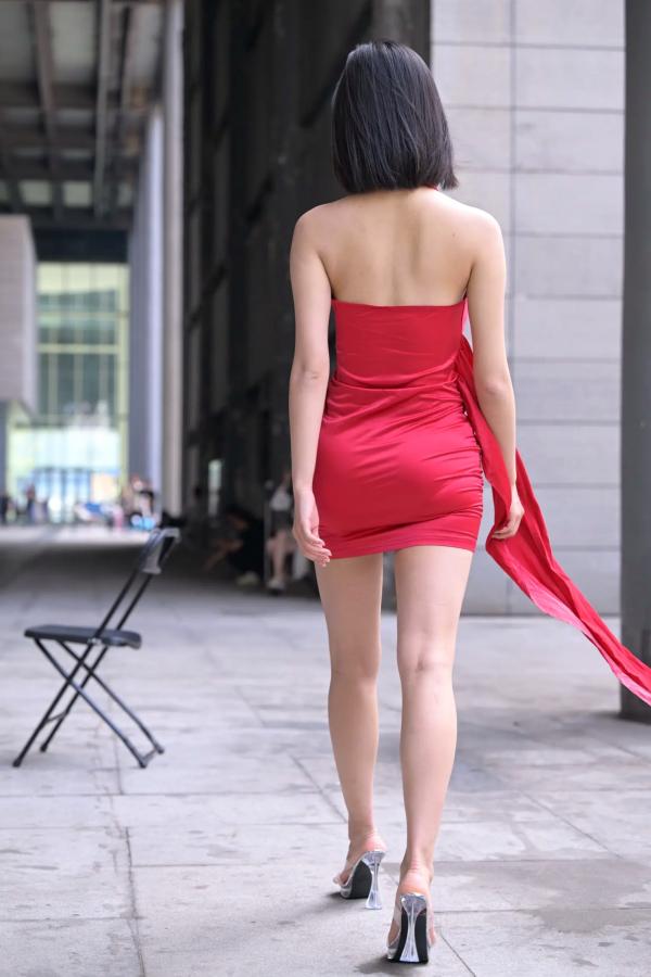    红裙女子街拍，都市露背丝滑红裙尽显御姐性感气质 [80P]第59张图片