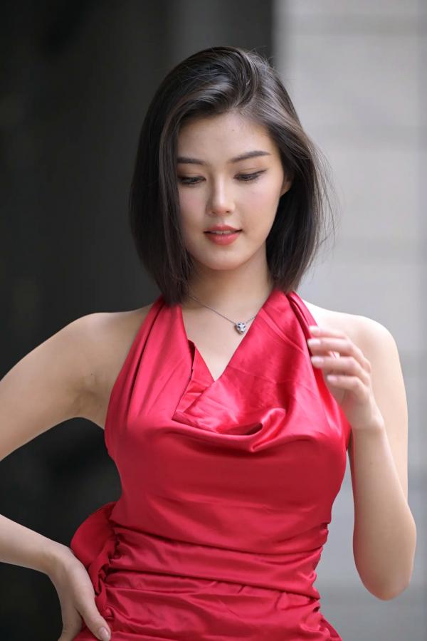    红裙女子街拍，都市露背丝滑红裙尽显御姐性感气质 [80P]第66张图片