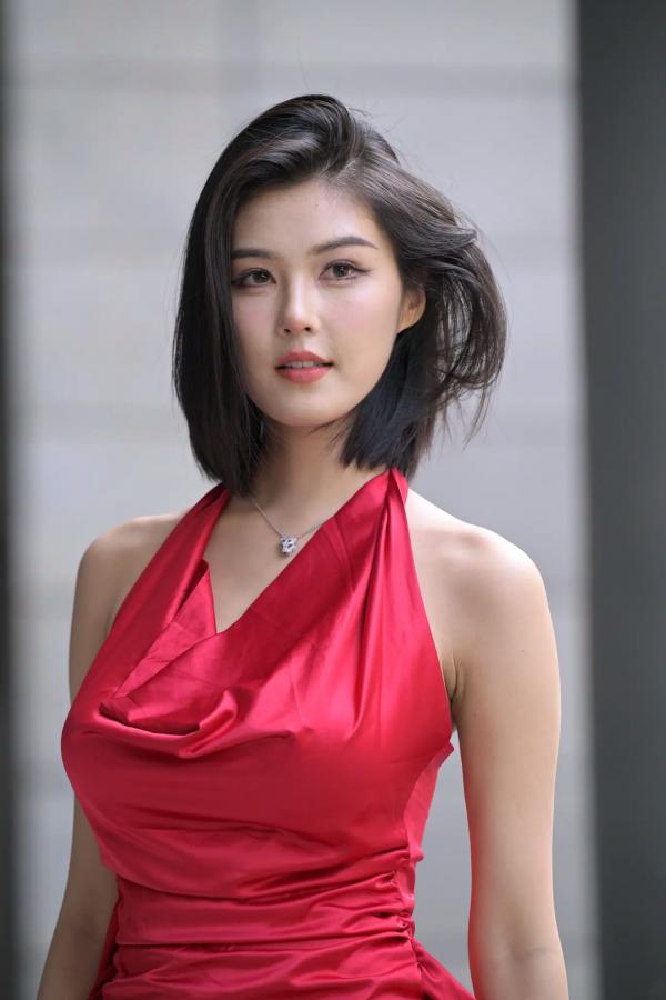    红裙女子街拍，都市露背丝滑红裙尽显御姐性感气质 [80P]第69张图片