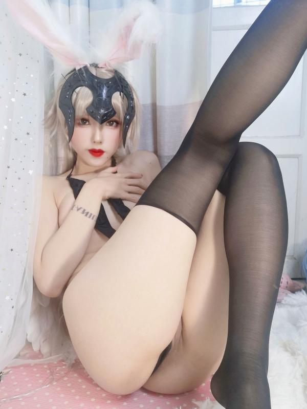    钛合金TiTi-黑贞兔兔COSPLAY大尺度镜面自拍，极品高叉连体泳衣展现极致魅惑曲线，火辣动漫角色扮演写真第24张图片