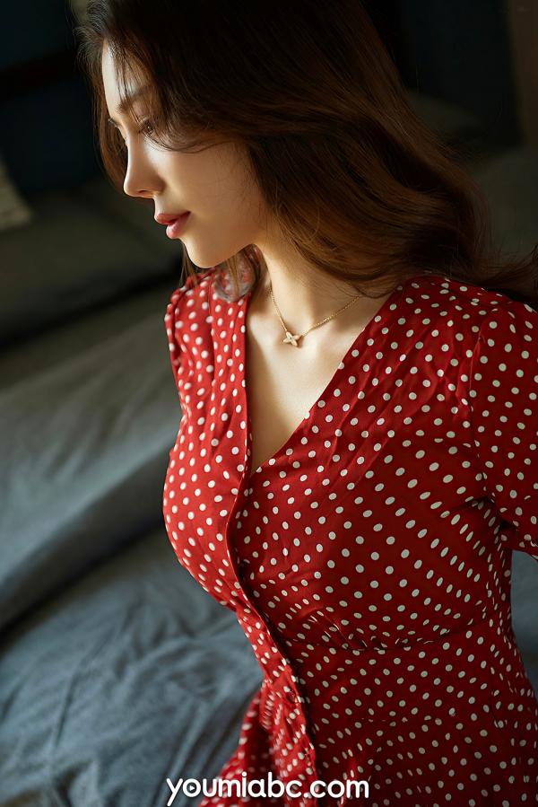    YouMi尤蜜-2020.07.16-如歌-《恬色生香》：复古波点裙私房写真，性感女神居家卧室诱惑美腿视觉享受第4张图片