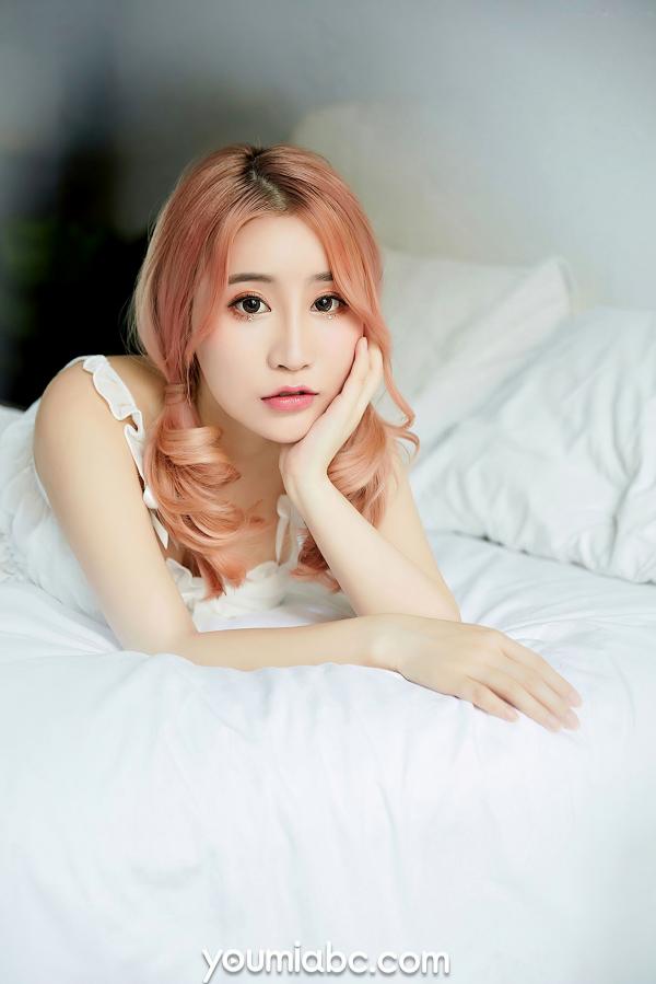    YouMi尤蜜：绯月樱《诱惑天使》卧室私房写真，甜美粉发搭配纯白性感内衣，浪漫诱惑大尺度套图第27张图片