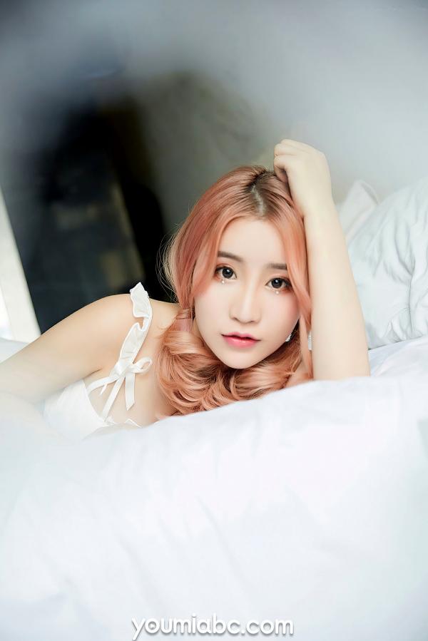    YouMi尤蜜：绯月樱《诱惑天使》卧室私房写真，甜美粉发搭配纯白性感内衣，浪漫诱惑大尺度套图第28张图片