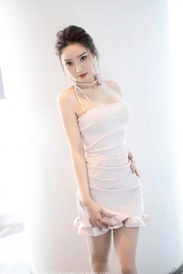    XiaoYu语画界-1132-苏曼兮：清纯白色露肩短裙与灰色私房内衣，尽显优雅骨感美，极致诱惑的家居写真大片第12张图片