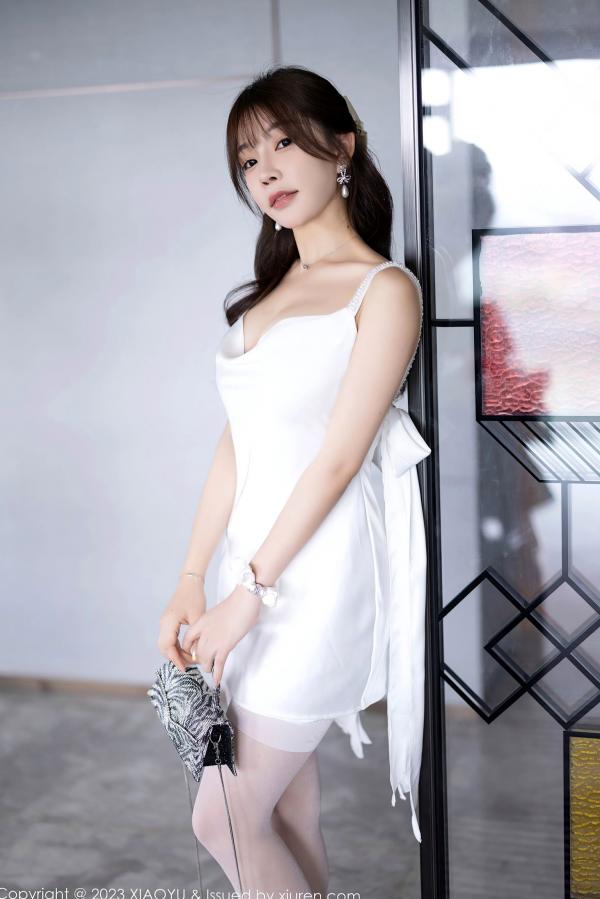 徐莉芝Booty 陈芝  XiaoYu语画界1131-徐莉芝：极致诱惑私房写真，纯欲白裙与黑丝内衣演绎性感美腿魅力第3张图片