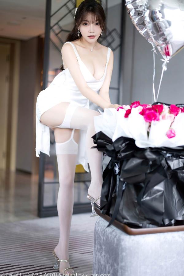 徐莉芝Booty 陈芝  XiaoYu语画界1131-徐莉芝：极致诱惑私房写真，纯欲白裙与黑丝内衣演绎性感美腿魅力第9张图片