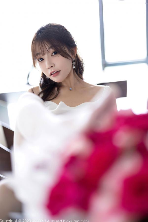 徐莉芝Booty 陈芝  XiaoYu语画界1131-徐莉芝：极致诱惑私房写真，纯欲白裙与黑丝内衣演绎性感美腿魅力第22张图片