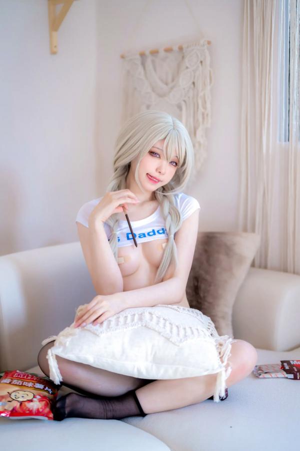    【二次元诱惑】安食Ajiki居家私房写真，银发双马尾COSplay极致大胆，性感热裤与黑丝魅力[35P]第4张图片