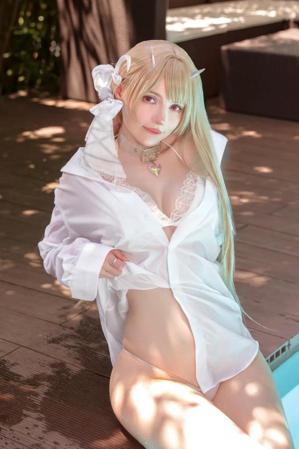    Peach milky Viper bikini 金发美少女泳池比基尼cosplay系列，清纯脸庞与火辣身材，二次元湿身诱惑写真第16张图片
