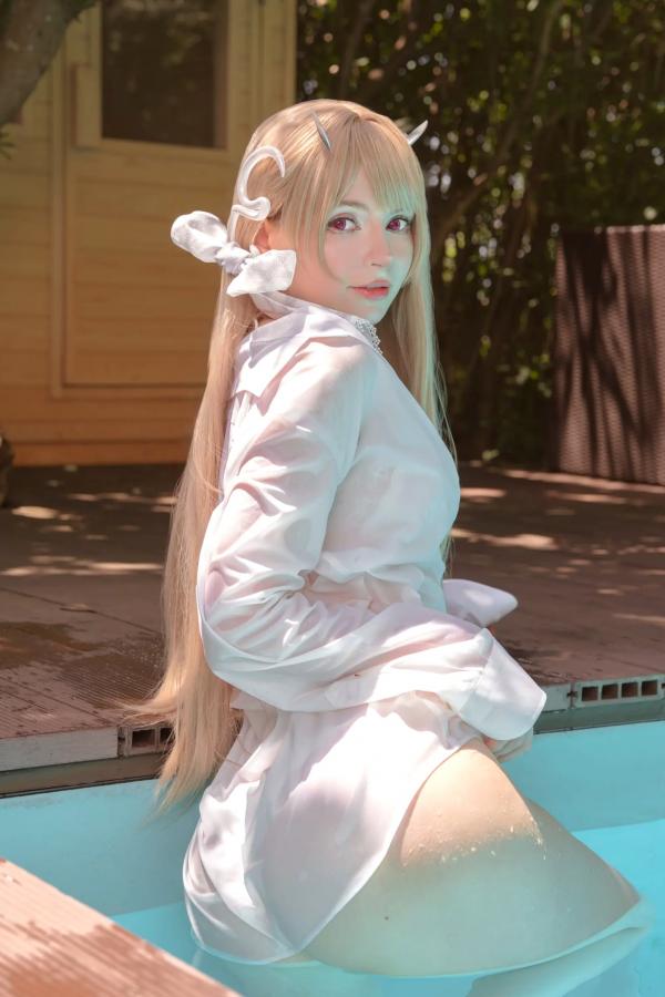    Peach milky Viper bikini 金发美少女泳池比基尼cosplay系列，清纯脸庞与火辣身材，二次元湿身诱惑写真第18张图片