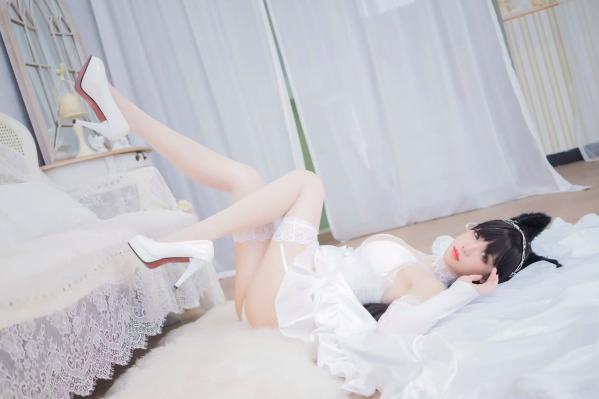    焖焖碳 - 爱宕花嫁Cosplay、白丝兽耳新娘诱惑写真 [20P]第1张图片