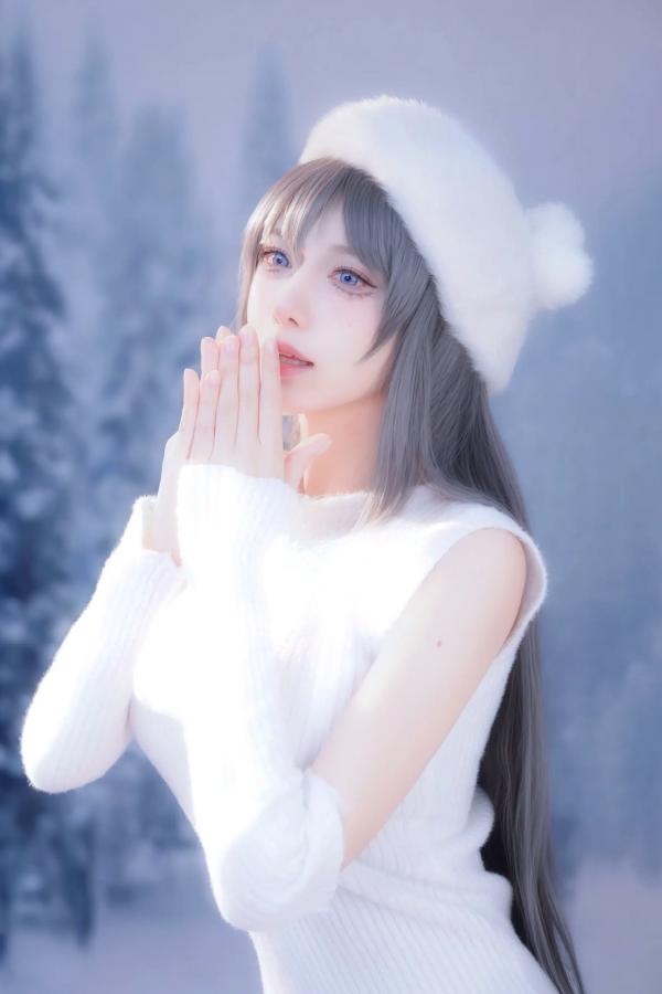    Shika小鹿鹿 - 麻衣学姐冬日雪景写真，白毛针织衫搭配黑丝诱惑，演绎冰雪清纯女神范，高清大图25P第1张图片