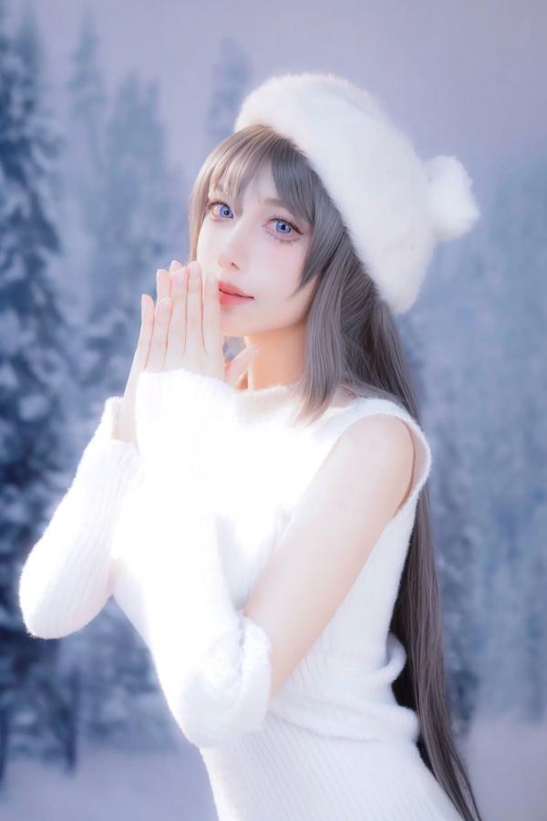    Shika小鹿鹿 - 麻衣学姐冬日雪景写真，白毛针织衫搭配黑丝诱惑，演绎冰雪清纯女神范，高清大图25P第2张图片