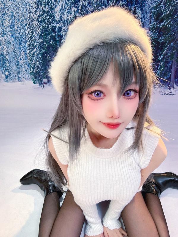    Shika小鹿鹿 - 麻衣学姐冬日雪景写真，白毛针织衫搭配黑丝诱惑，演绎冰雪清纯女神范，高清大图25P第19张图片
