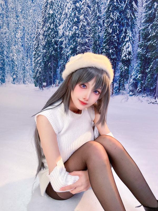    Shika小鹿鹿 - 麻衣学姐冬日雪景写真，白毛针织衫搭配黑丝诱惑，演绎冰雪清纯女神范，高清大图25P第20张图片