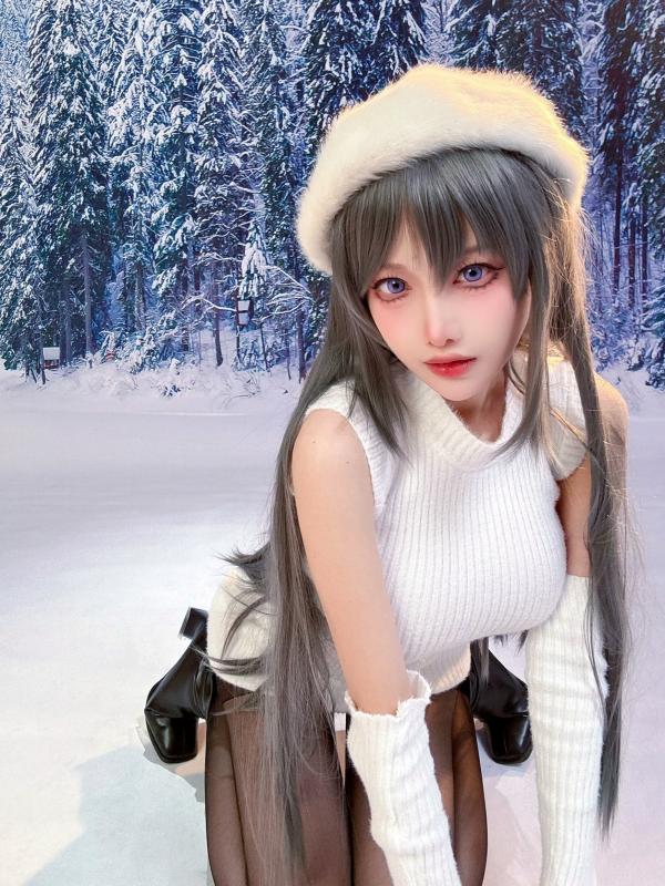    Shika小鹿鹿 - 麻衣学姐冬日雪景写真，白毛针织衫搭配黑丝诱惑，演绎冰雪清纯女神范，高清大图25P第21张图片