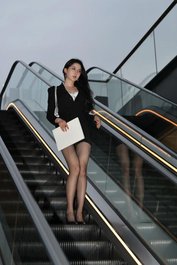    西装外套黑丝OL职场穿搭，都市丽人街拍高跟丝袜气质写真 [103P]第47张图片
