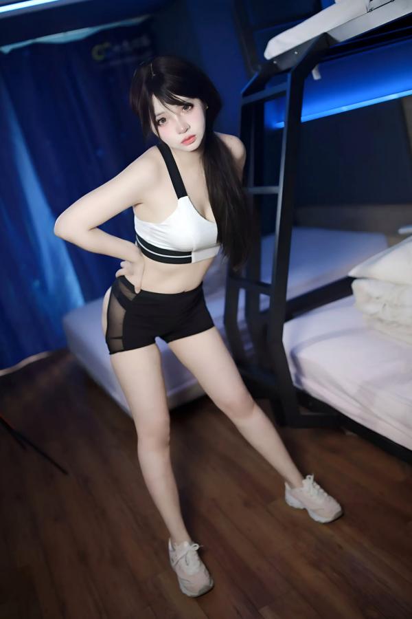    疯猫ss - 运动风私房写真：活力黑色运动短裤，清纯少女的极致诱惑与甜美回眸 [60P]第36张图片