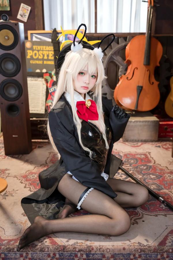    九柒喵 - 蓝色档案执事兔女郎Cosplay：复古乐室里的纯欲诱惑，精致动漫高品质角色扮演套图 [36P]第2张图片
