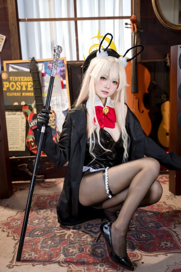    九柒喵 - 蓝色档案执事兔女郎Cosplay：复古乐室里的纯欲诱惑，精致动漫高品质角色扮演套图 [36P]第3张图片