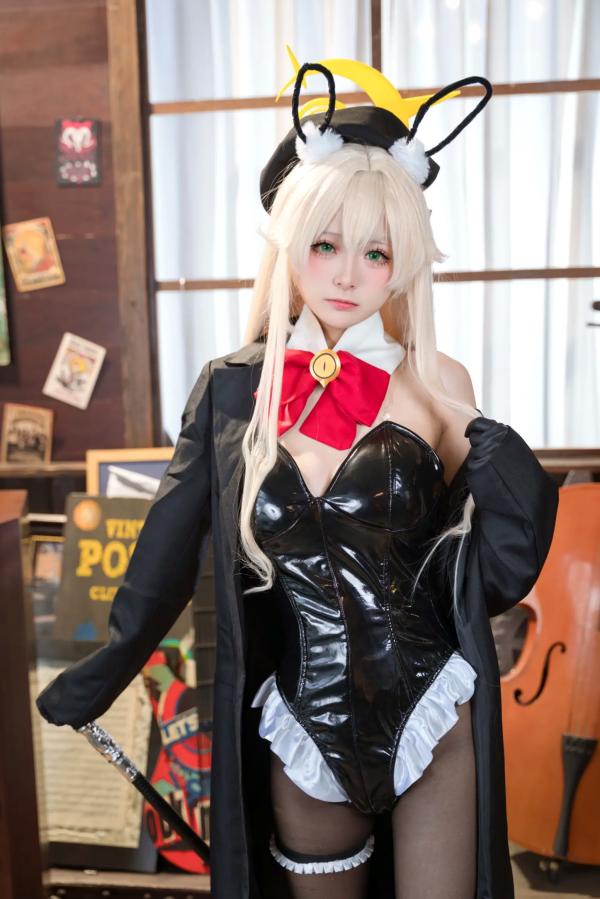    九柒喵 - 蓝色档案执事兔女郎Cosplay：复古乐室里的纯欲诱惑，精致动漫高品质角色扮演套图 [36P]第7张图片