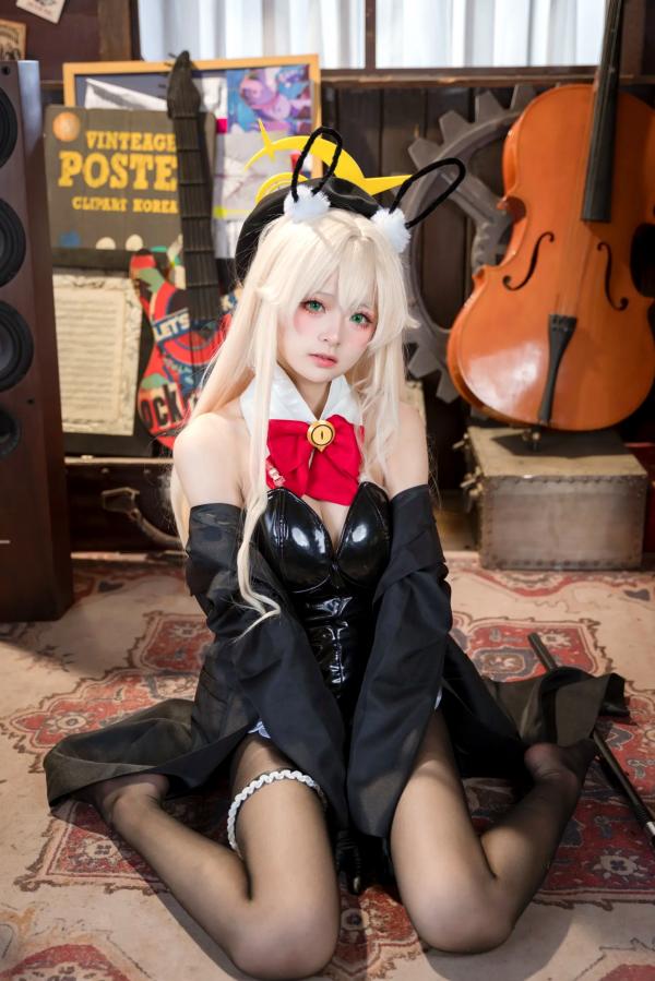    九柒喵 - 蓝色档案执事兔女郎Cosplay：复古乐室里的纯欲诱惑，精致动漫高品质角色扮演套图 [36P]第11张图片
